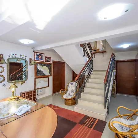Apartment Captain *